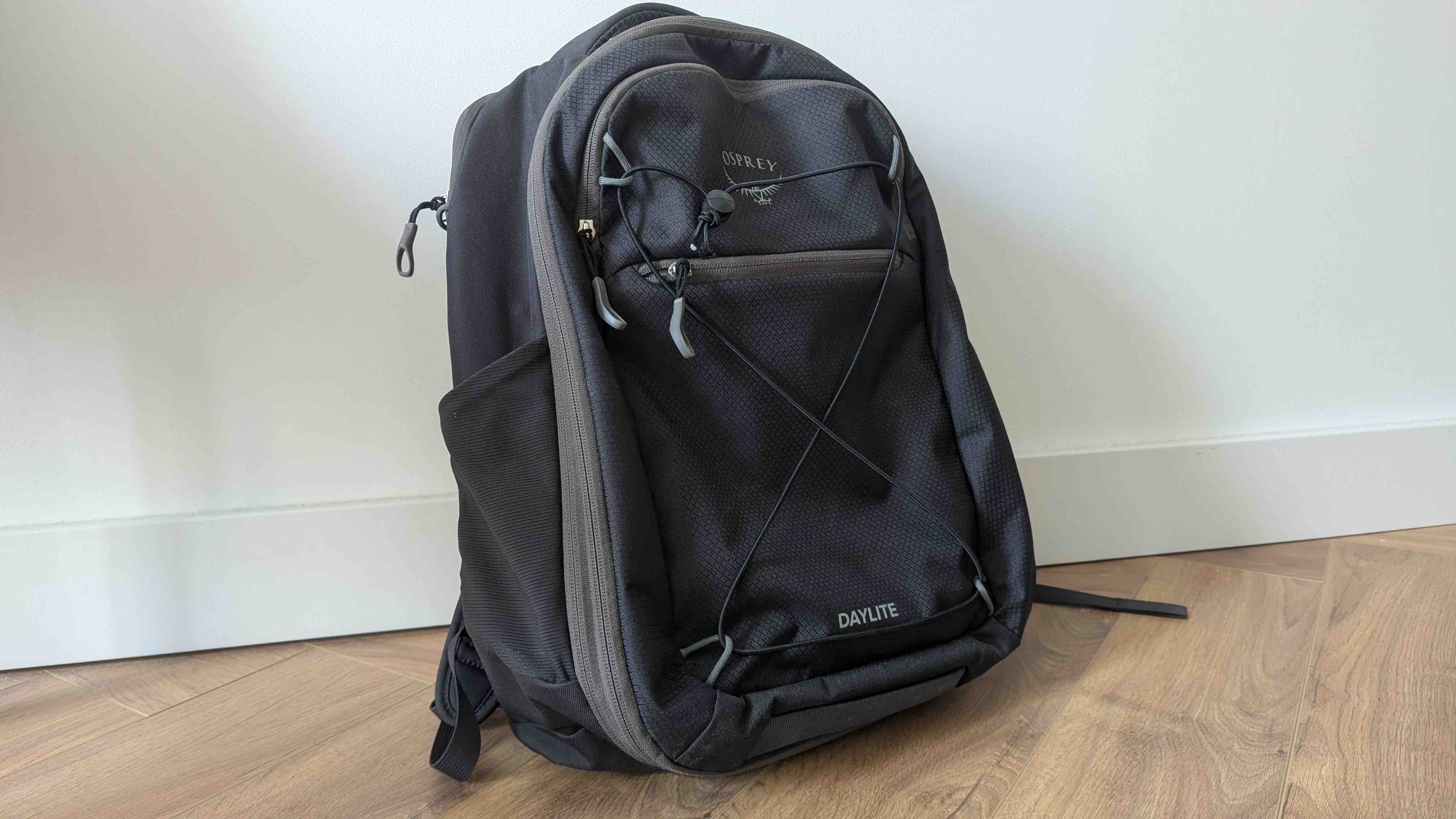 Sac à dos Osprey Daylite 26+6L noir, vue de face, posé contre un mur blanc