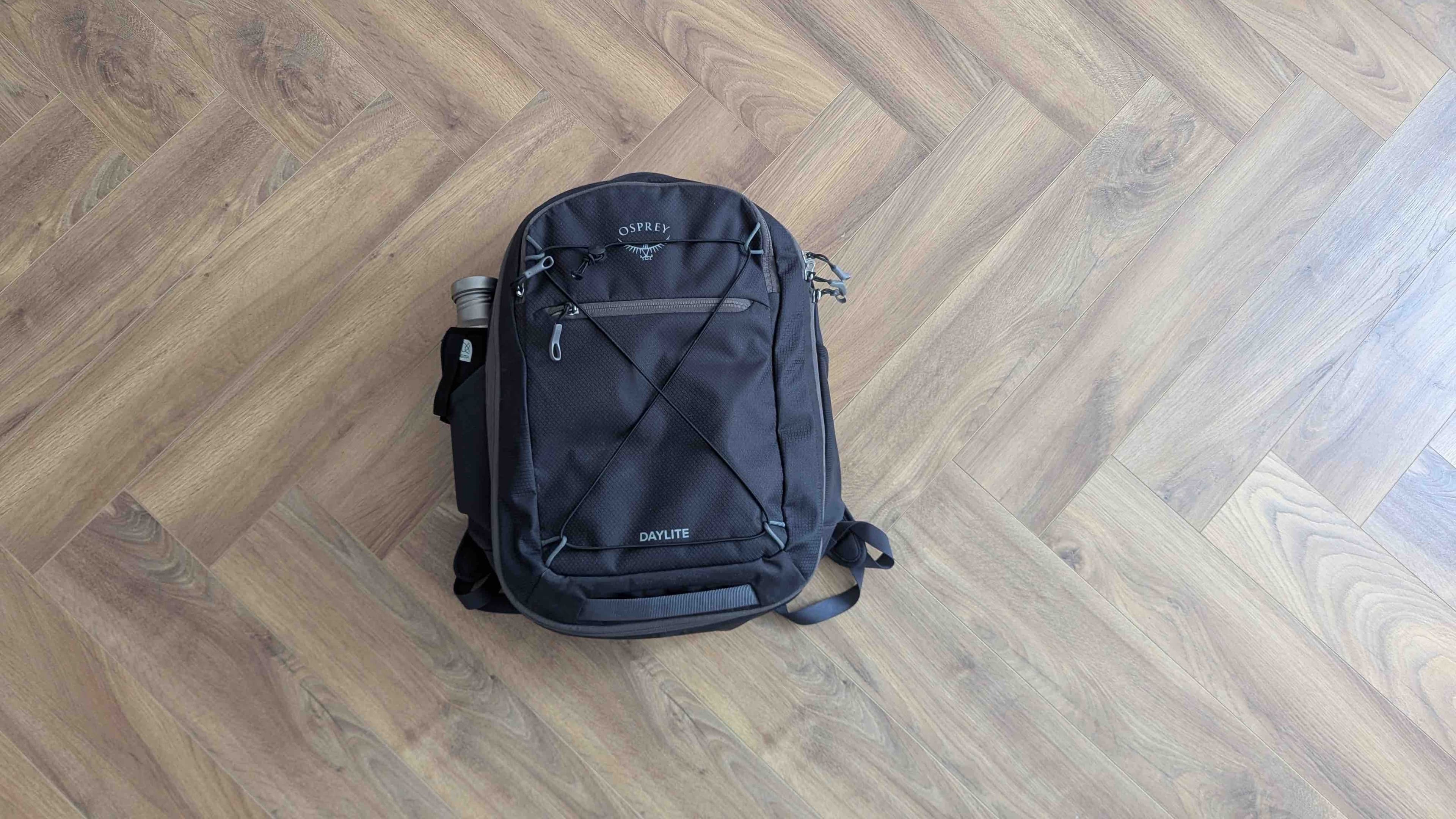 Vue de dessus du sac à dos Osprey Daylite 26+6L fermé, posé à plat sur le sol